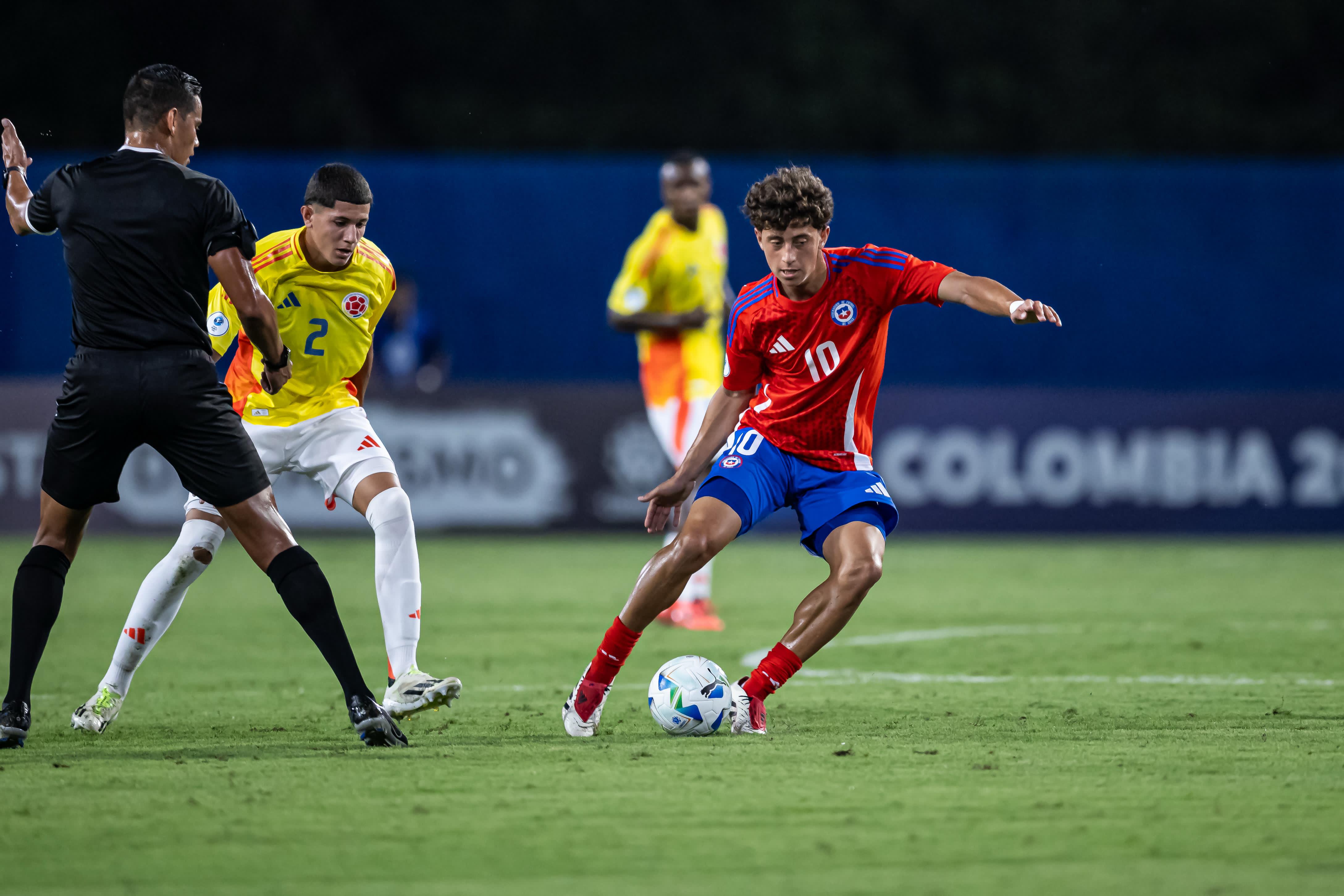 Zidane Yañez dribbling for Chile